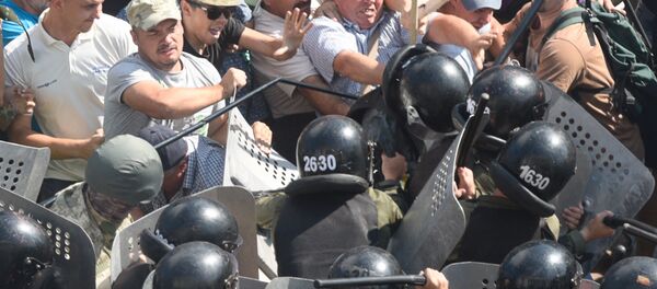 Participantes de protestos perto de edifício de Suprema Rada durante confrontos com forças policiais em Kiev, Ucrânia, agosto de 2015 - Sputnik Brasil