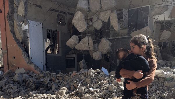 Uma criança curda perto da sua casa destruída na cidade de Cizre - Sputnik Brasil