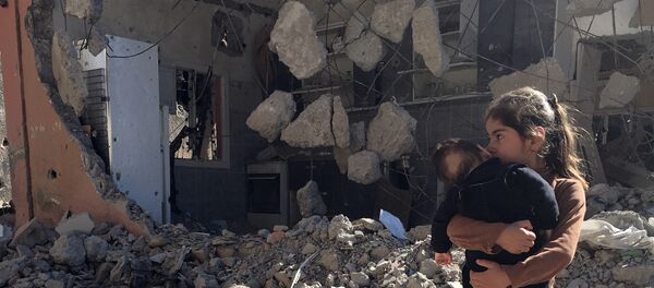 Uma criança curda perto da sua casa destruída na cidade de Cizre - Sputnik Brasil