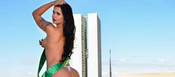 Milena Santos posa em frente ao Congresso - Sputnik Brasil