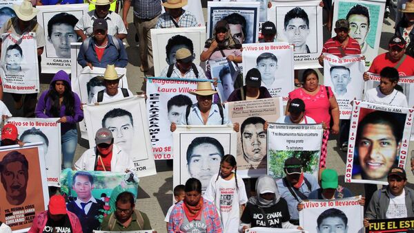 Parentes exibem fotos dos 43 estudantes desaparecidos no México - Sputnik Brasil