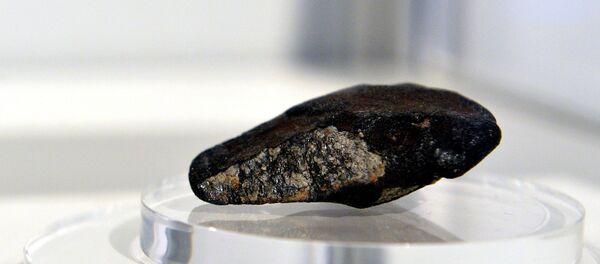 O fragmento do meteorito de Chelyabinsk - Sputnik Brasil