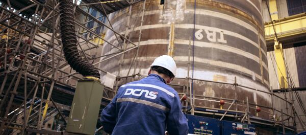 Técnico trabalha na construção do submarino nuclear SNA Barracuda em uma fábrica do grupo industrial francês DCNS - Sputnik Brasil