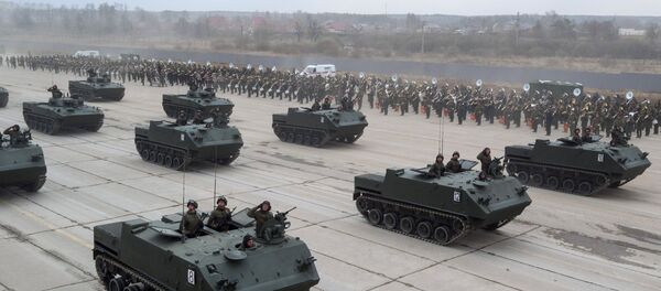 Veículos blindados de trasporte de pessoal BTR-MDM Rakushka durante os treinamentos para a parada militar no Dia da Vitória, Alabino, arredores de Moscou, Rússia, abril de 2016 - Sputnik Brasil
