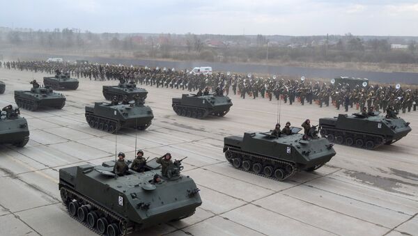 Veículos blindados de trasporte de pessoal BTR-MDM Rakushka durante os treinamentos para a parada militar no Dia da Vitória, Alabino, arredores de Moscou, Rússia, abril de 2016 - Sputnik Brasil