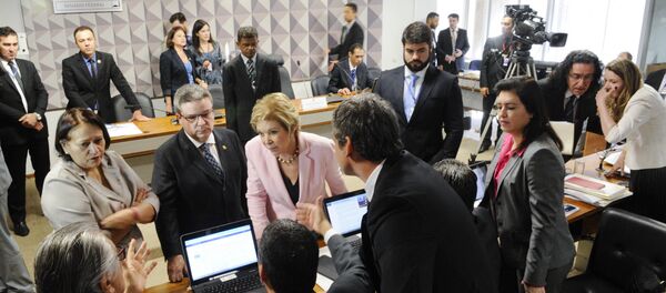 Comissão do impeachment em sessão no Senado - Sputnik Brasil