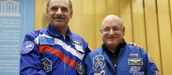 Cosmonauta da Roscosmos Mikhail Kornienko e astronauta da NASA Scott Kelly posam juntos - Sputnik Brasil