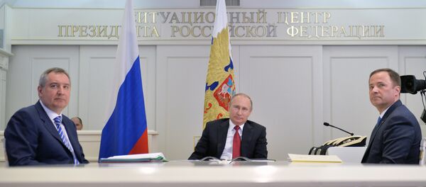Russian President Vladimir Putin, center, Deputy Prime Minister Dmitry Rogozin, left, and Igor Komarov, General Director of the Roscosmos State Corporation for Space Activities, take part in a videoconference with the International Space Station and the Vostochny space center at the situation center in the Kremlin. - Sputnik Brasil