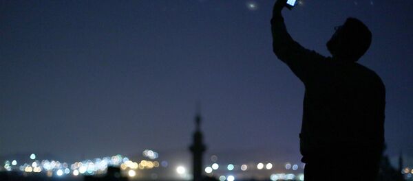 Um homem com um celular em Douma (Síria). Foto de arquivo de 26 de outubro, 2014. - Sputnik Brasil