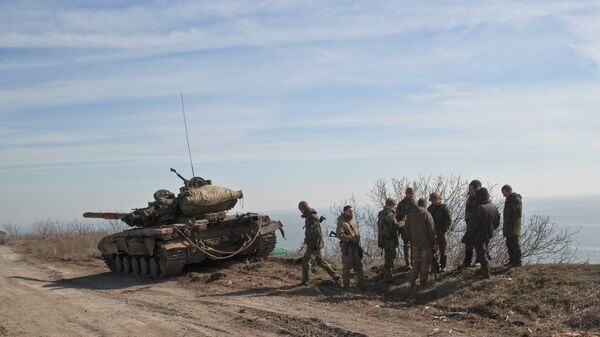 Soldados ucranianos perto de um tanque nas posições perto da cidade de Mariupol, em Donbass - Sputnik Brasil