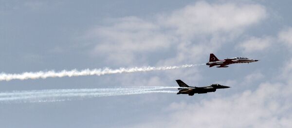 As caças turcas durante um desfile - Sputnik Brasil