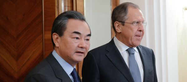 O Chanceler russo Sergei Lavrov e o seu homólogo chinês Wang Yi - Sputnik Brasil