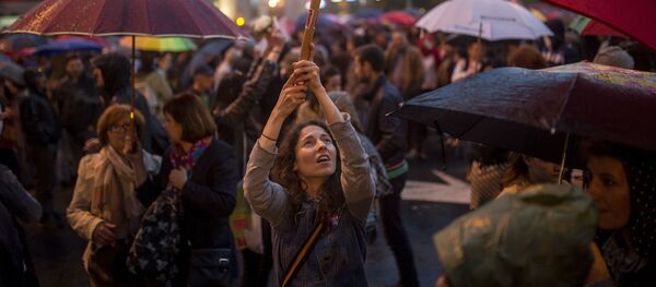 Uma mulher agita uma bandeira durante um protesto perto do edifício do Parlamento em Skopje (Macedônia), no dia 25 de abril de 2016 - Sputnik Brasil