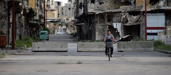 Um menino em bicicleta em uma rua na cidade síria de Homs - Sputnik Brasil
