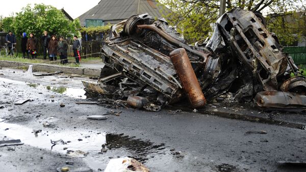 Um carro que foi atingido por um disparo das Forças de Segurança ucranianas perto do ponto de passagem Elenovka na região de Donetsk - Sputnik Brasil