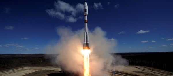 Foguete Soyuz-2.1a com três satélites a bordo: Lomonosov, AIST-2D e SamSat-218 é lançado do cosmódromo de Vostochny, Rússia, 27 de abril de 2016 - Sputnik Brasil