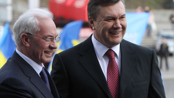 Foto de arquivo: o então primeiro-ministro da Ucrânia Nikolai Azarov (à esquerda) e o presidente da Ucrânia Viktor Yanukovich antes da XII reunião do Partido das Regiões em Kiev - Sputnik Brasil