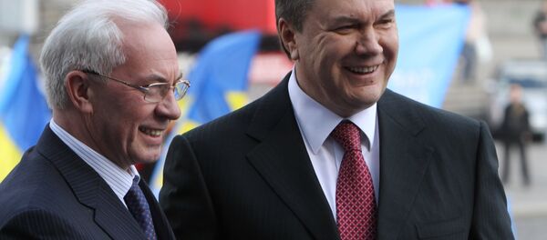 Foto de arquivo: o então primeiro-ministro da Ucrânia Nikolai Azarov (à esquerda) e o presidente da Ucrânia Viktor Yanukovich antes da XII reunião do Partido das Regiões em Kiev - Sputnik Brasil
