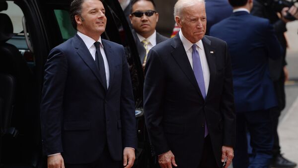 Joe Biden e Matteo Renzi durante encontro em Roma - Sputnik Brasil