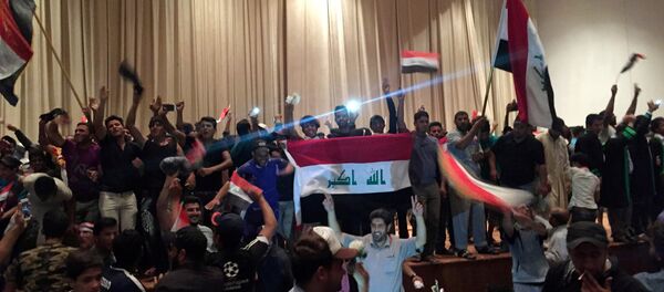 Manifestantes invadem prédio do Parlamento, 30 de abril 2016. - Sputnik Brasil