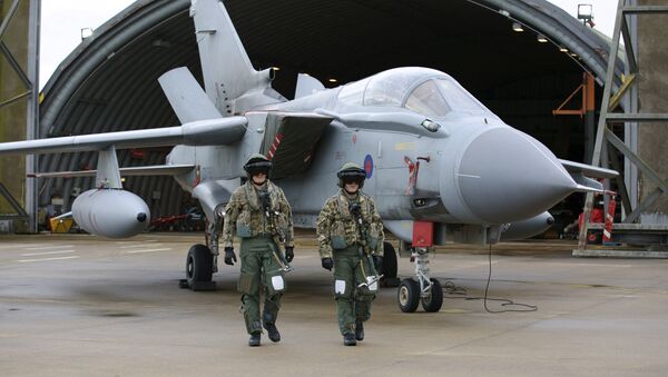 Pilots walk in front of a Tornado GR4 aircraft at the British Royal Air Force airbase RAF Marham in Norfolk in east England on December 2, 2015 - Sputnik Brasil