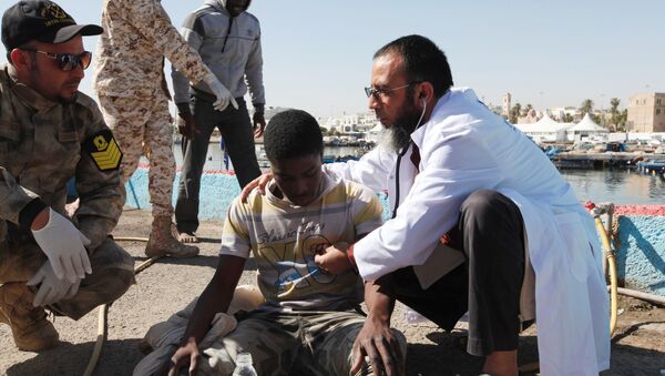 Migrants receive medical treatment in a port, after being rescued at sea by Libyan coast guard, in Tripoli, Libya April 11, 2016 - Sputnik Brasil