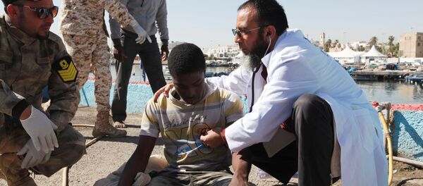 Migrants receive medical treatment in a port, after being rescued at sea by Libyan coast guard, in Tripoli, Libya April 11, 2016 - Sputnik Brasil