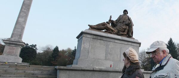 Monumento a soldados do Exército Vermelho em Varsóvia, Polônia - Sputnik Brasil