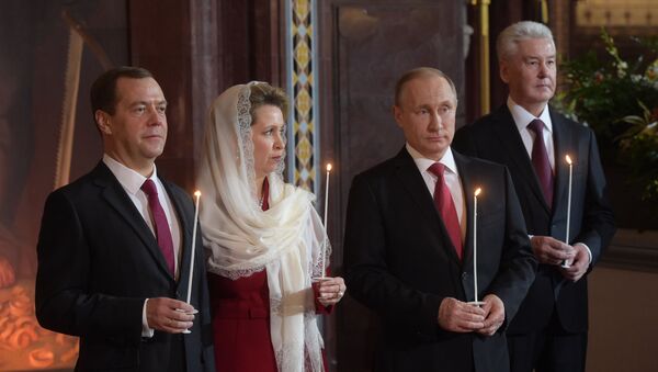 Presidente Vladimir Putin, primeiro-ministro Dmitry Medvedev com a sua esposa Svetlana e perfeito de Moscou durante a missa festiva na Catedral de Cristo Salvador. 1 de maio 2016 - Sputnik Brasil