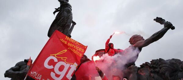 Os trabalhadores sindicais franceses mantenha durante uma manifestação contra a proposta de lei do trabalho francês, em Paris. - Sputnik Brasil
