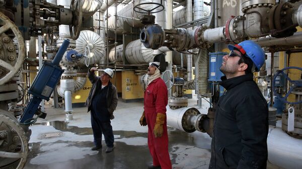 Iranian oil workers work at the Tehran's oil refinery south of the capital Tehran, Iran, Monday, Dec. 22, 2014 - Sputnik Brasil