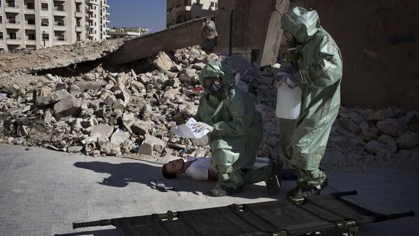 Voluntários em simulação sobre como reagir a ataque químico em Aleppo (foto de arquivo) - Sputnik Brasil