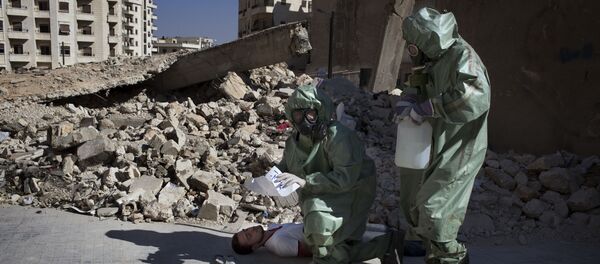 Voluntários em simulação sobre como reagir a ataque químico em Aleppo (arquivo) - Sputnik Brasil