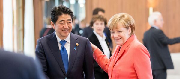 A chanceler alemã Angela Merkel e o premiê japonês Shinzo Abe A chanceler alemã Angela Merkel e o premiê japonês Shinzo Abe - Sputnik Brasil