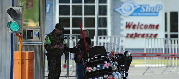 Um motoqueiro do grupo Lobos Noturnos no posto de fronteira de Brest, entre a Bielorrússia e a Polônia - Sputnik Brasil