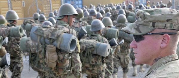 U.S. Army Cpl. William Metz, a Clearwater, Fla., native, now a team leader and adviser with 3rd Battalion, 4th Infantry Regiment, 170th Infantry Brigade Combat Team, watches as Afghan National Army recruits finish a march at the Kabul Military Training Center - Sputnik Brasil