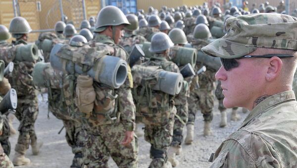 U.S. Army Cpl. William Metz, a Clearwater, Fla., native, now a team leader and adviser with 3rd Battalion, 4th Infantry Regiment, 170th Infantry Brigade Combat Team, watches as Afghan National Army recruits finish a march at the Kabul Military Training Center - Sputnik Brasil