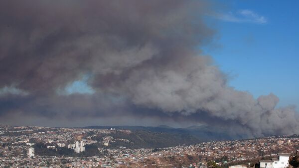 Incêndio na costa do Chile ameaça atingir as cidades de Valparaíso e Viña del Mar - Sputnik Brasil