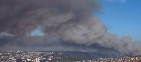 Incêndio na costa do Chile ameaça atingir as cidades de Valparaíso e Viña del Mar - Sputnik Brasil