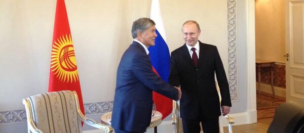 Putin e Atambayev - Sputnik Brasil