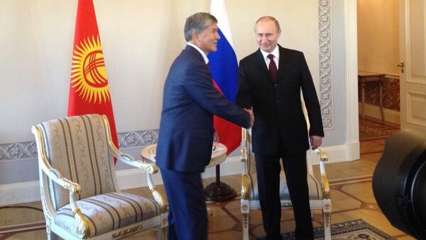 Putin e Atambayev - Sputnik Brasil