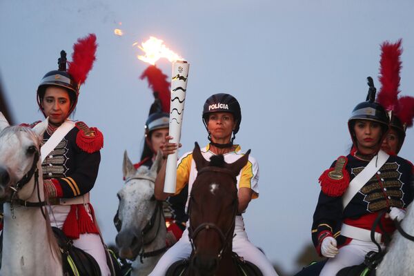 Brasília festeja a passagem da Tocha Olímpica - Sputnik Brasil