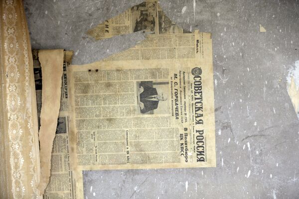 Um jornal dos tempos soviéticos em russo fica na parede do apartamento abandonado na cidade-fantasma da antiga estação soviética de radares perto da cidade de Skrunda, Letônia, 9 de abril, 2016 - Sputnik Brasil
