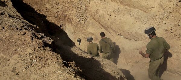 Israeli soldiers enter a tunnel discovered near the Israel Gaza border. - Sputnik Brasil