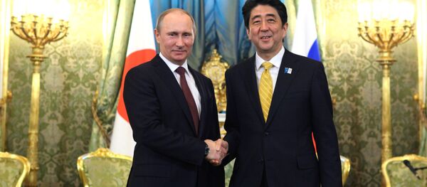 Presidente da Rússia Vladimir Putin e Primeiro-ministro do Japão Shinzo Abe durante a reunião no Kremlin, 2013 Presidente da Rússia Vladimir Putin e Primeiro-ministro do Japão Shinzo Abe durante a reunião no Kremlin, 2013 - Sputnik Brasil