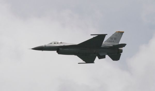 Piloto dos EUA teria ficado ferido durante pouso de F-16 na Coreia do Sul Piloto dos EUA teria ficado ferido durante pouso de F-16 na Coreia do Sul - Sputnik Brasil
