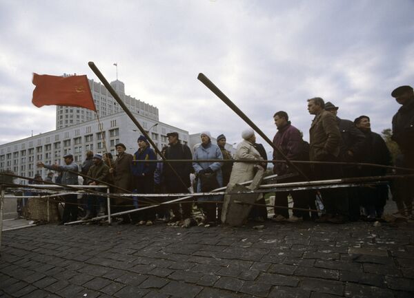 Manifestantes em frente de Casa dos Sovietes da Rússia (agora Casa Branca) em Moscou durante a crise constitucional na Rússia, 21 de setembro de 1993 - Sputnik Brasil