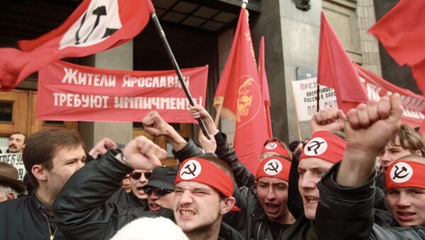 Membros de movimentos políticos de esquerda manifestam a favor de impeachment do presidente russo Boris Yeltsin em frente do edifício de Duma de Estado, Moscou, Rússia, 1993 - Sputnik Brasil