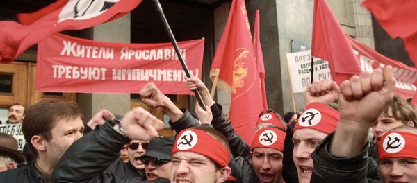 Membros de movimentos políticos de esquerda manifestam a favor de impeachment do presidente russo Boris Yeltsin em frente do edifício de Duma de Estado, Moscou, Rússia, 1993 - Sputnik Brasil