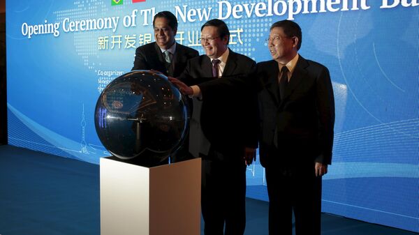 Presidente do NBD, Kundapur Vaman Kamath (esquerda), ministro das Finanças da China, Lou Jiwei (centro), e prefeito de Xangai, Yang Xiong, participam da cerimônia de abertura do Banco do BRICS - Sputnik Brasil